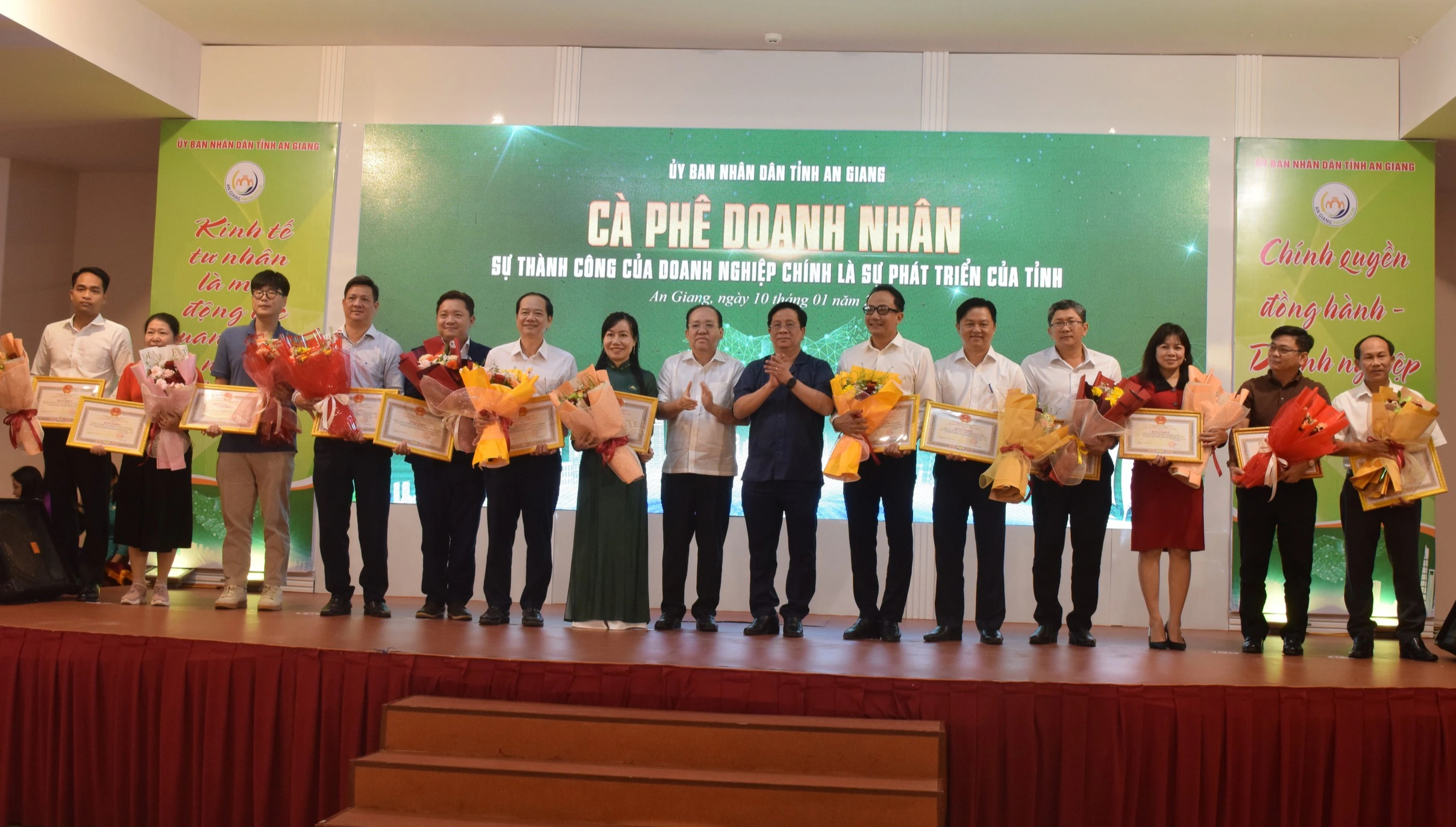 Chủ tịch tỉnh An Giang: Doanh nghiệp bị 'hành' thì phản ánh trực tiếp cho Chủ tịch- Ảnh 4.