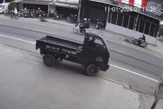 Phóng nhanh, người đi xe máy "bay" lên thùng ô tô tải