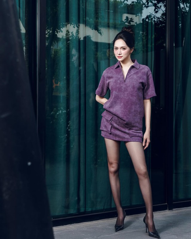 Đôi chân thon gọn với quần tất đen 1 Đôi chân thon gọn với quần tất đen - Ảnh 1.