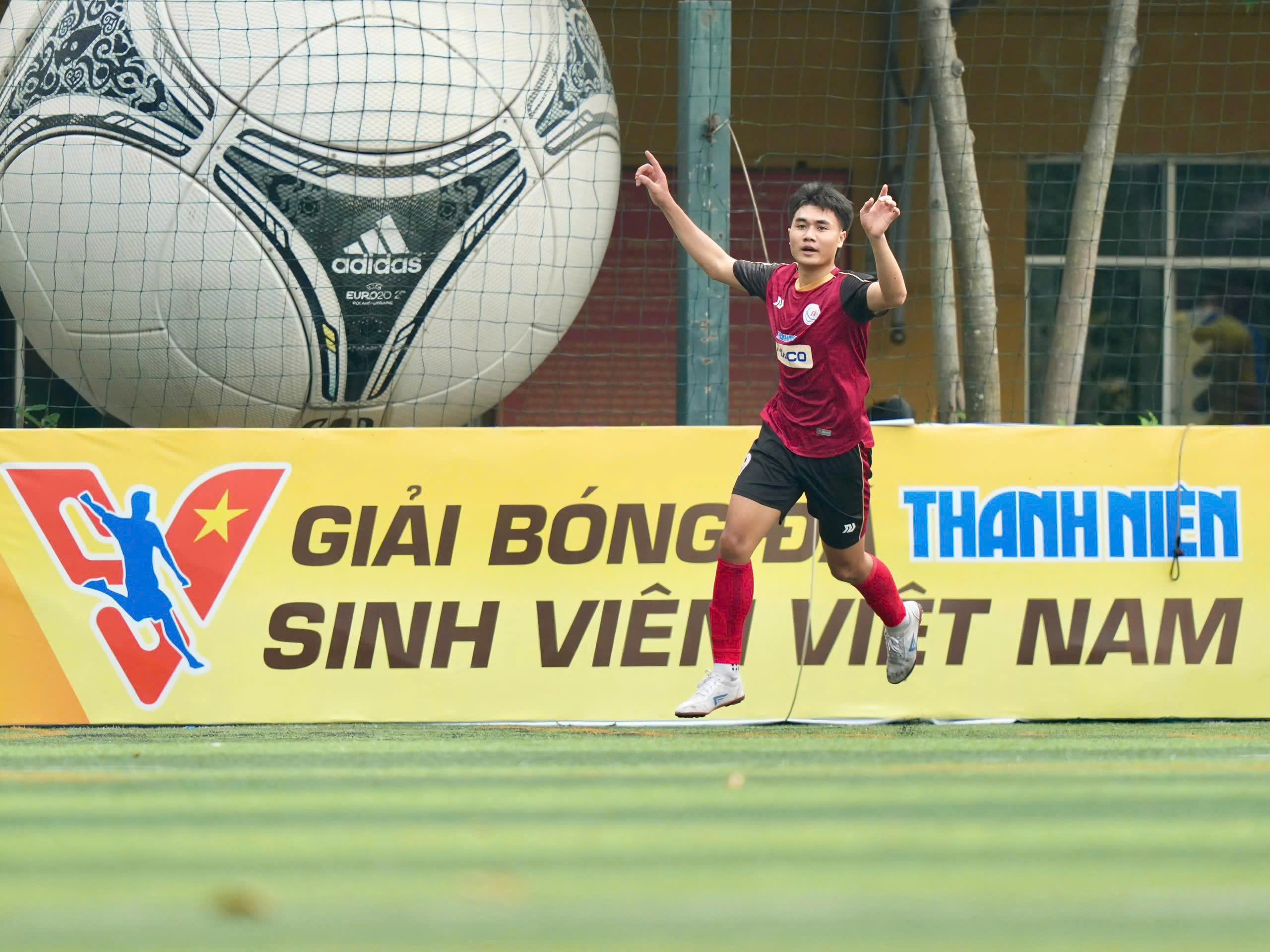 Đôi giày vải của tiền đạo tài năng người Gié Triêng- Ảnh 1.