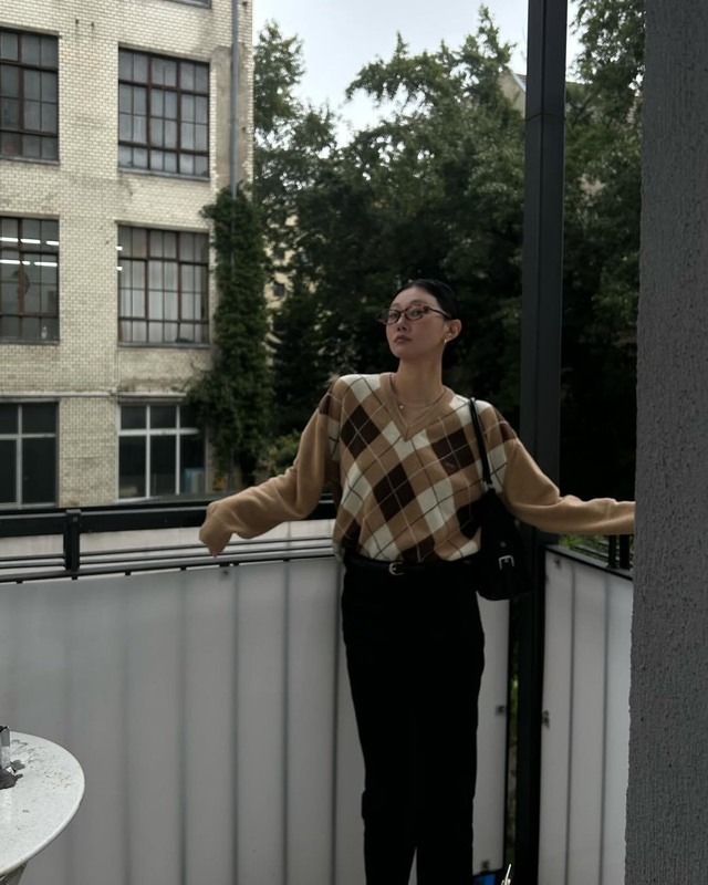 Đổi mới tủ đồ với trang phục họa tiết ô kim cương đầy phá cách - Ảnh 1.