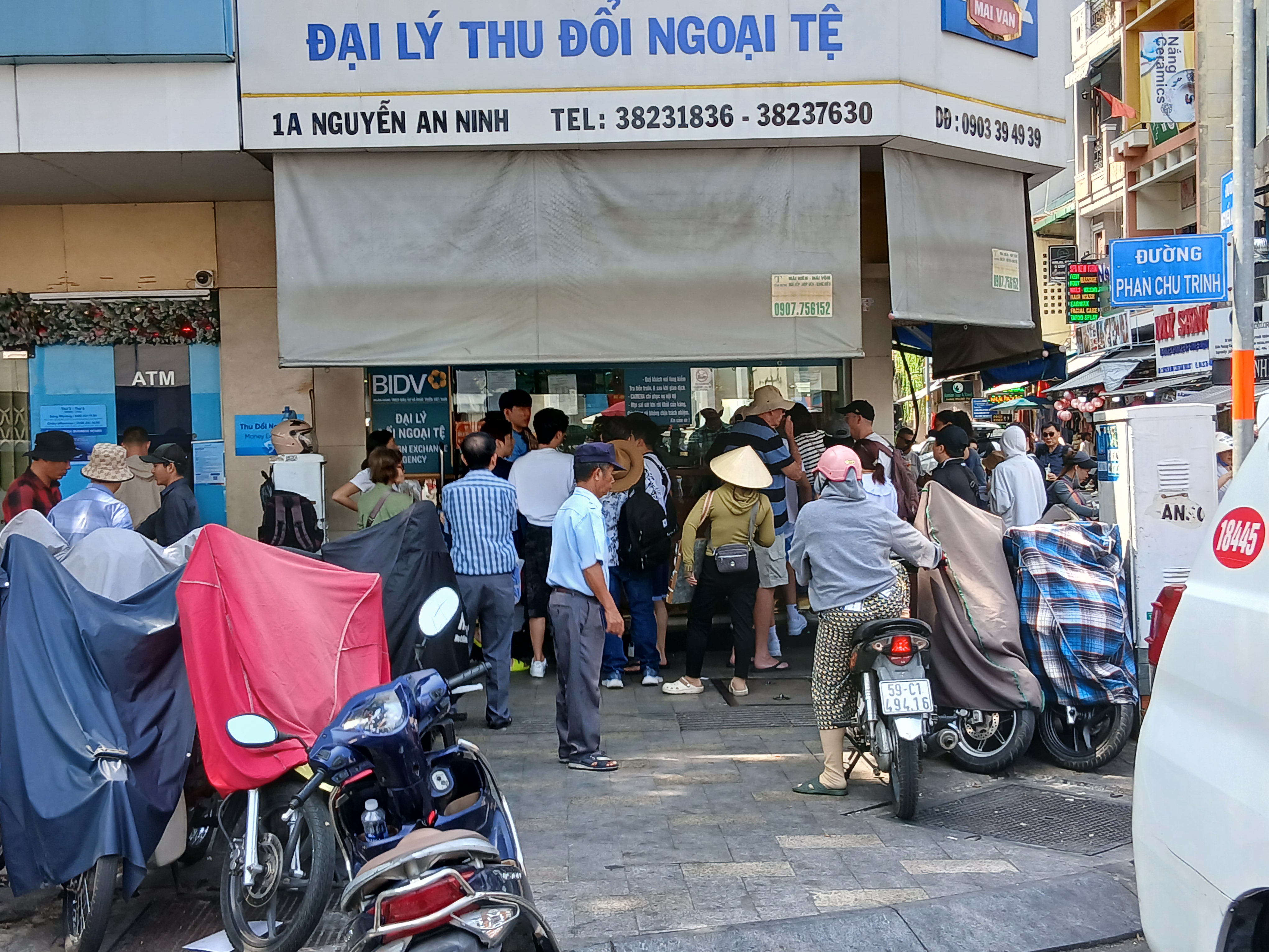 Đổi ngoại tệ phải đúng chỗ - Ảnh 1.