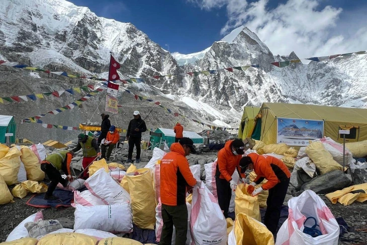 Dối trá ở nóc nhà thế giới: Everest ngập rác vì con người lách luật 1 Dối trá ở nóc nhà thế giới: Everest ngập rác vì con người lách luật - Ảnh 1.