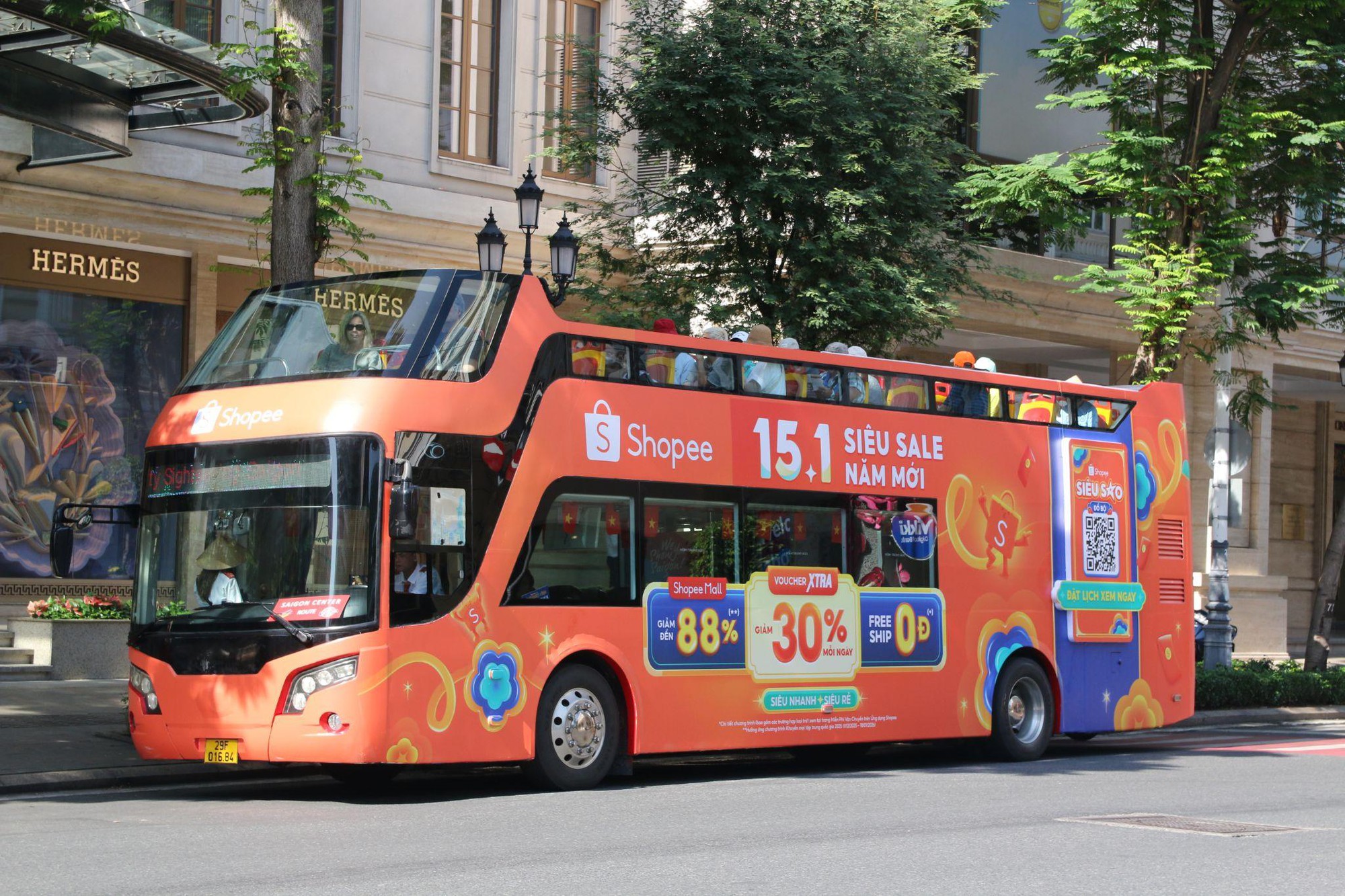 Đón 2026, Shopee “chịu chơi” với bao lì xì khổng lồ phủ sóng khắp phố- Ảnh 2.