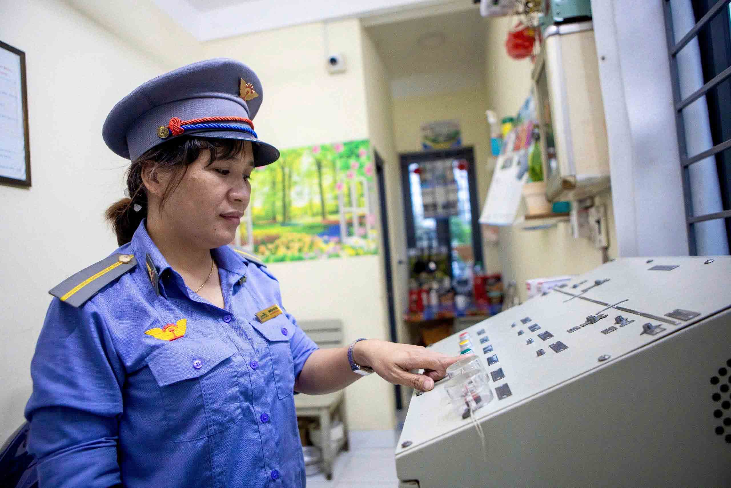 Gác tàu giữa lòng tp . Hcm: Những khoảnh khắc đón giao thừa bên gác chắn - Ảnh 1.