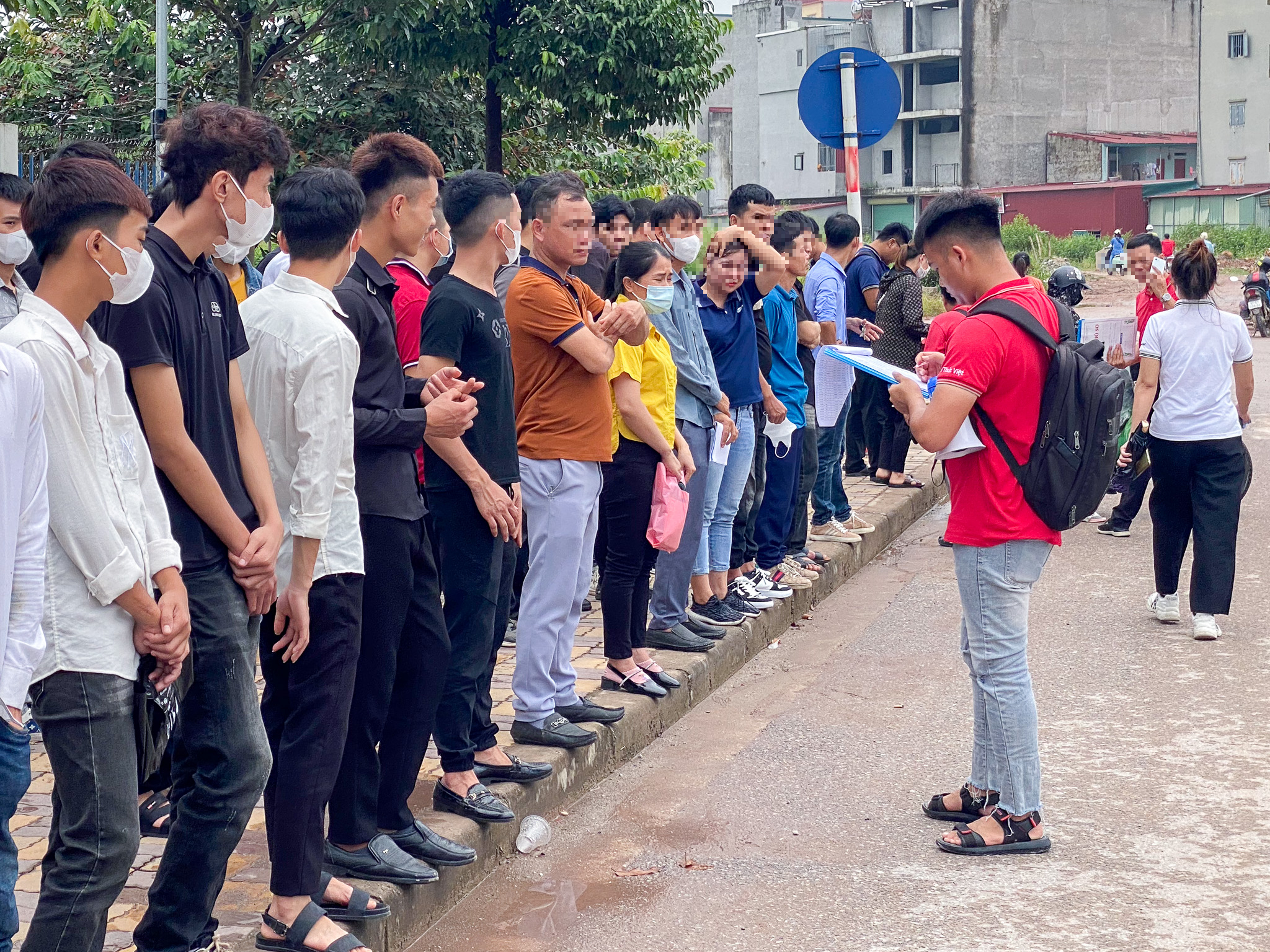 Đơn hàng tăng vọt, lương thưởng leo thang: Doanh nghiệp vẫn 'đỏ mắt' tìm lao động phổ thông - Ảnh 3. lương thưởng - Ảnh 3.