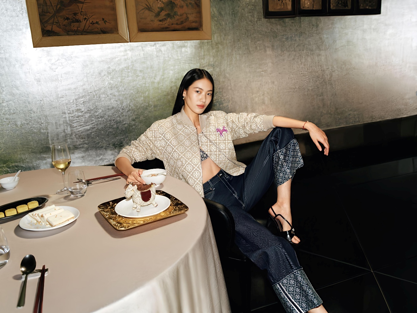 Đón năm Bính Ngọ, Tory Burch giới thiệu BST túi xách nhiều mẫu “mã”- Ảnh 1.