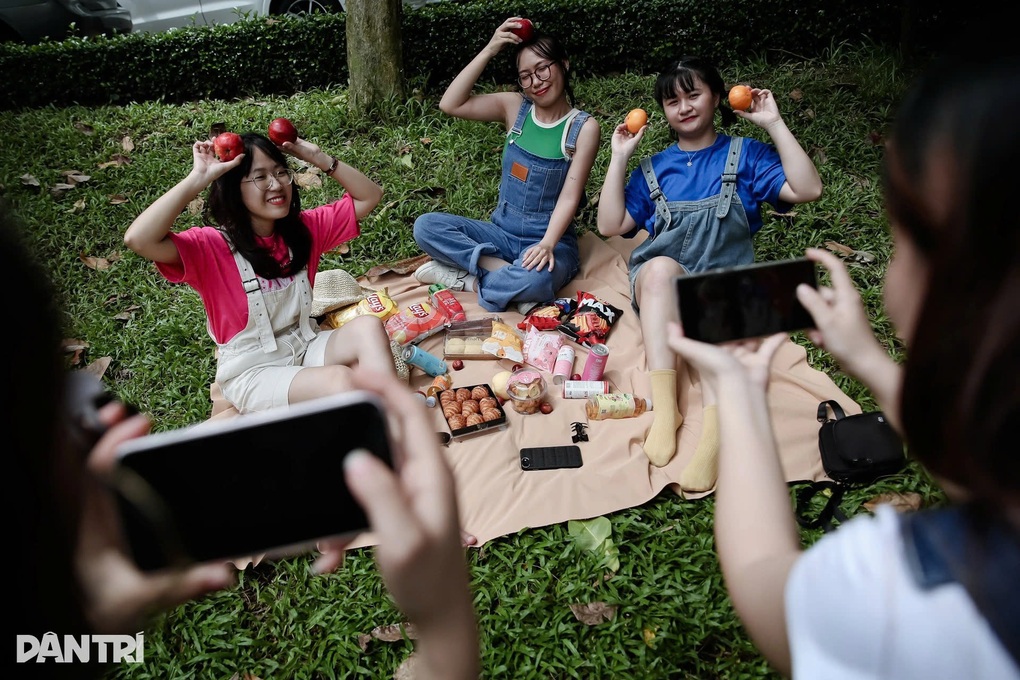 Đón năm mới, người dân TPHCM đi chơi, đi tàu điện đều không mất tiền - 1