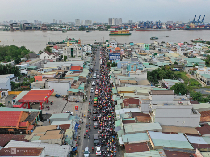 Đường Nguyễn Thị Định đoạn trước bến phà Cát Lái phía TP HCM. Ảnh: Giang Anh