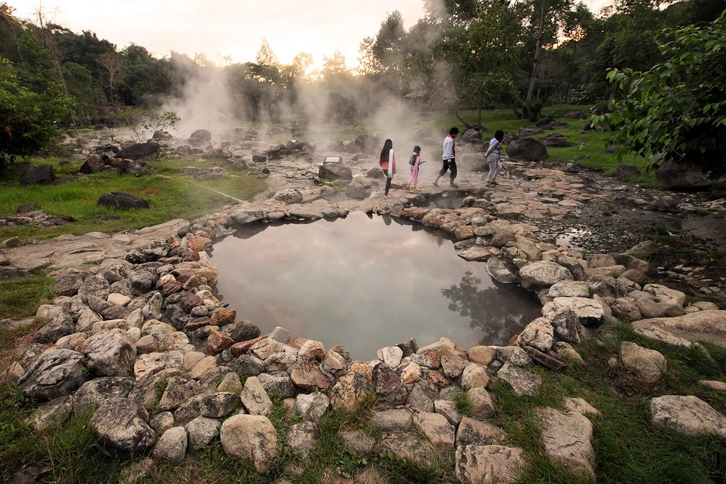 Dòng suối đặc biệt có thể luộc chín trứng khiến khách Việt thích thú - 2