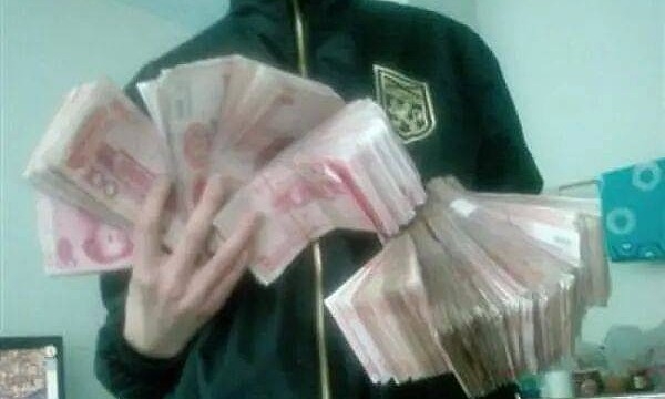 Dot nhap trom tien sau khi xem video khoe giau