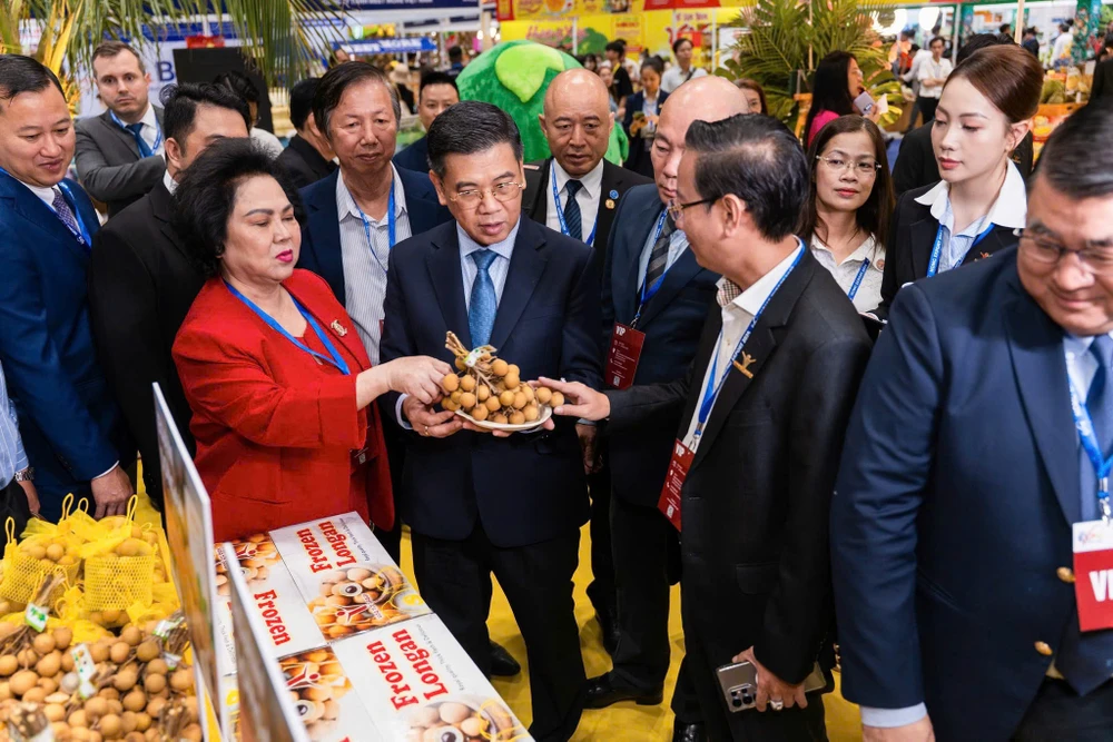 Doanh nghiệp TP.HCM tự tin mang thương hiệu đến thị trường quốc tế. Trong ảnh: Lãnh đạo TP.HCM thăm gian hàng sản phẩm nông nghiệp tại Hội chợ hàng Việt Nam tiêu biểu xuất khẩu 2025. Ảnh: QUANG HUY