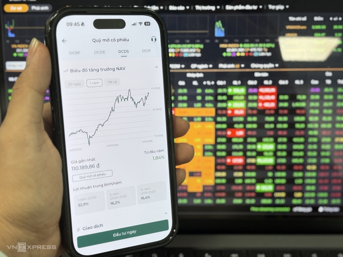 Nhà đầu tư đang theo dõi hiệu suất của DCDS - một trong những quỹ mở do Dragon Capital quản lý. Ảnh: Tất Đạt