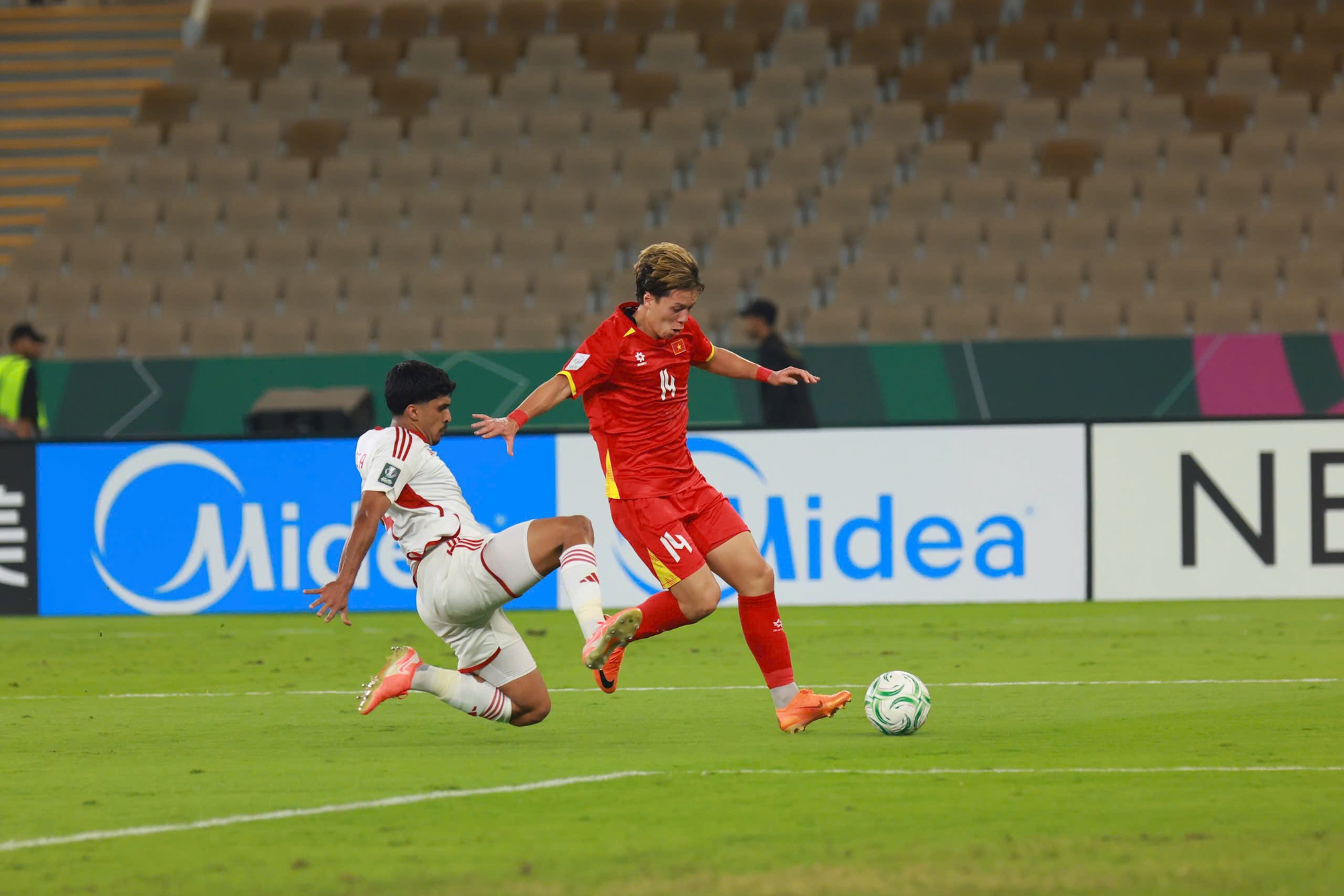 Dư âm trận thắng đội tuyển Trung Quốc đúng mùng 1 ở Mỹ Đình dội về, U.23 Việt Nam cố lên!
- Ảnh 2.