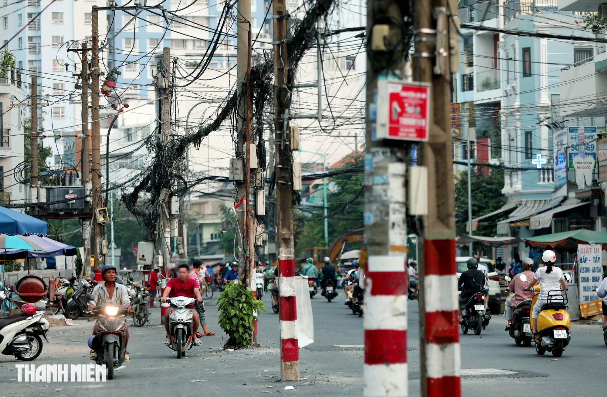 Đường Chu Văn An dần về đích, hàng loạt cột điện vẫn án ngữ mặt đường - Ảnh 5.