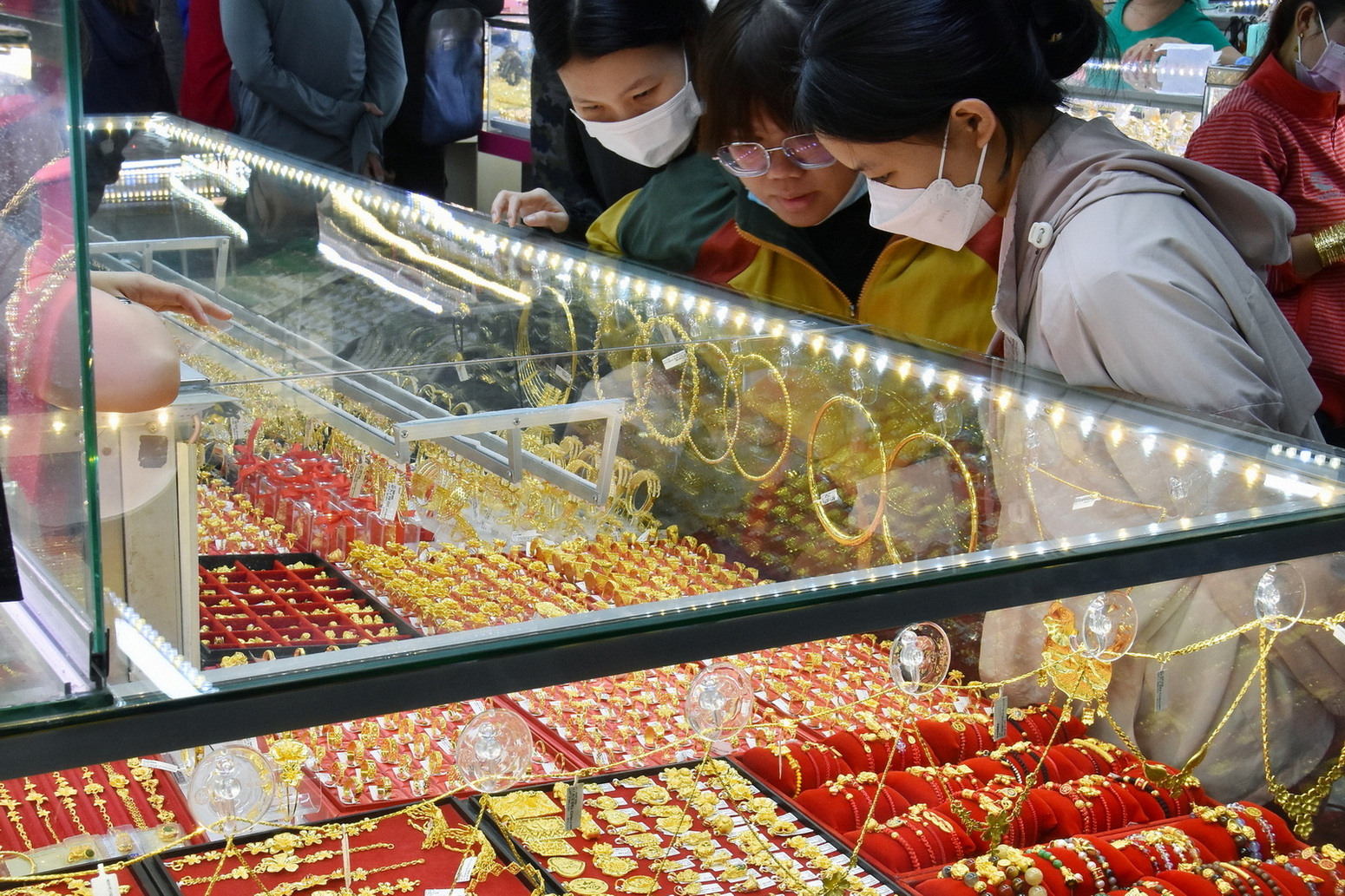 Giá vàng hôm nay 13-7: Dự báo tiếp tục tăng mạnh trong tuần tới - Ảnh 2. Giá vàng hôm nay 13-7: Dự báo tiếp tục tăng mạnh trong tuần tới - Ảnh 2.