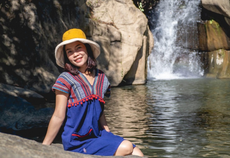 Du khách check-in bên thác nước tại Đà Lạt. Ảnh: BoneStocker.