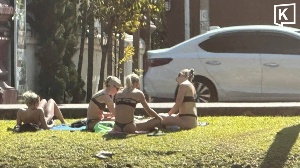 Du khách nước ngoài mặc bikini tắm nắng trước chùa ở Thái Lan gây tranh cãi - 1