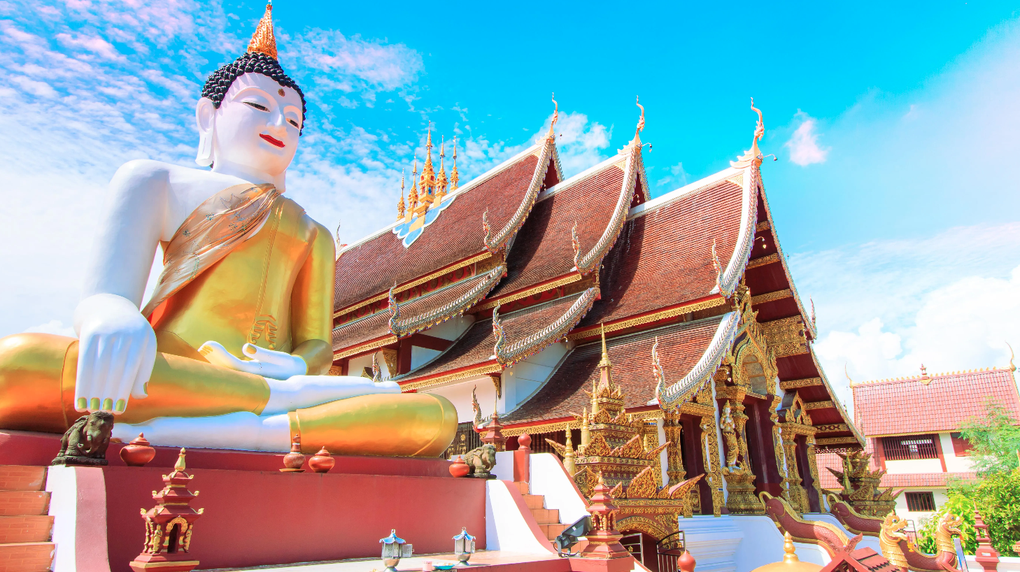 Du khách nước ngoài mặc bikini tắm nắng trước chùa ở Thái Lan gây tranh cãi - 3