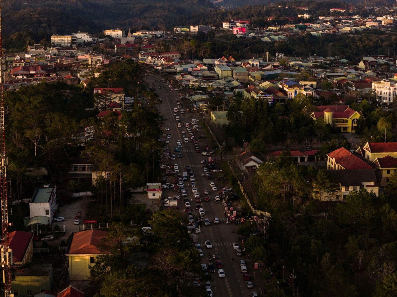 Du khách nườm nượp đổ về Măng Đen ngắm hoa anh đào nở rộ- Ảnh 1.