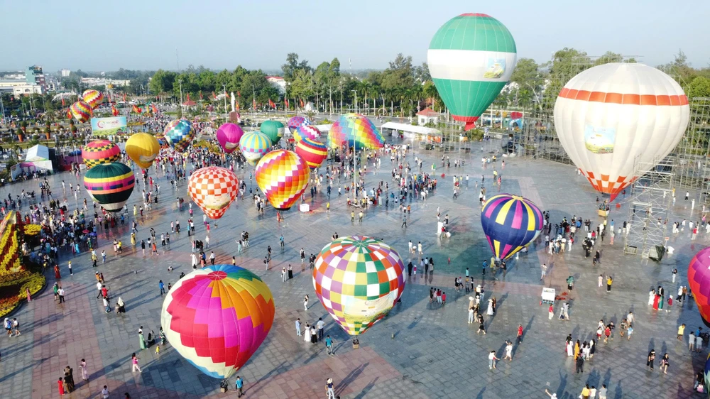 Lễ hội khinh khí cầu tại Quảng trường Sa Đéc, Đồng Tháp được xem là điểm nhấn thu hút hàng chục ngàn du khách khắp nơi đổ về