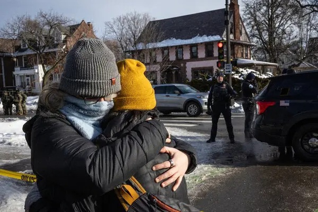 Dư luận Mỹ dậy sóng vụ đặc vụ di trú bắn người ở 2 bang - 1