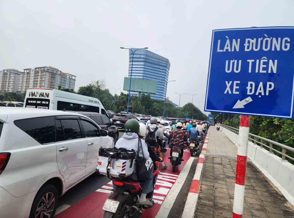 Đưa 'làn riêng cho xe đạp' thành tiêu chuẩn giao thông đô thị mới - Ảnh 1.