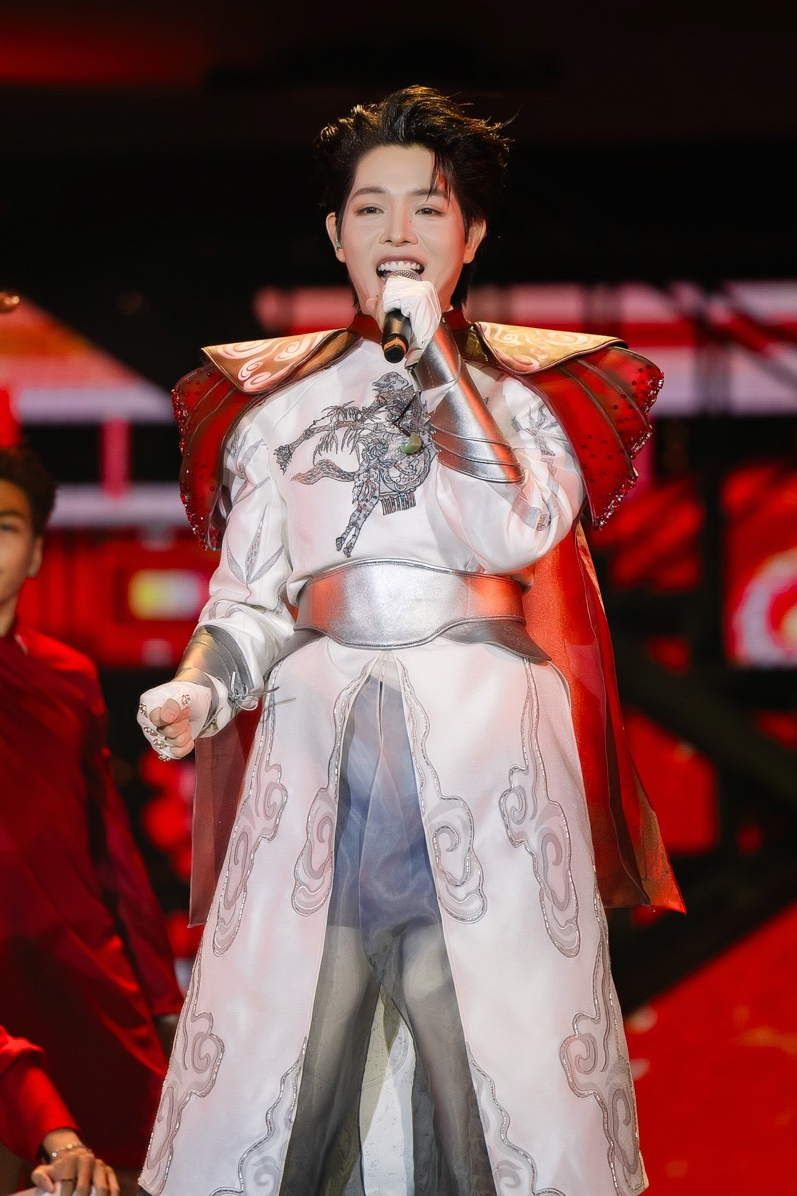 Đức Phúc diễn xong không chịu về vẫn nhất quyết đứng đợi Mỹ Tâm để làm một việc- Ảnh 2.