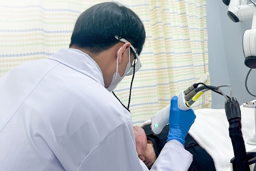 Dùng chung đồ trang điểm, nhiều chị em ở TPHCM vào viện cầu cứu - 1