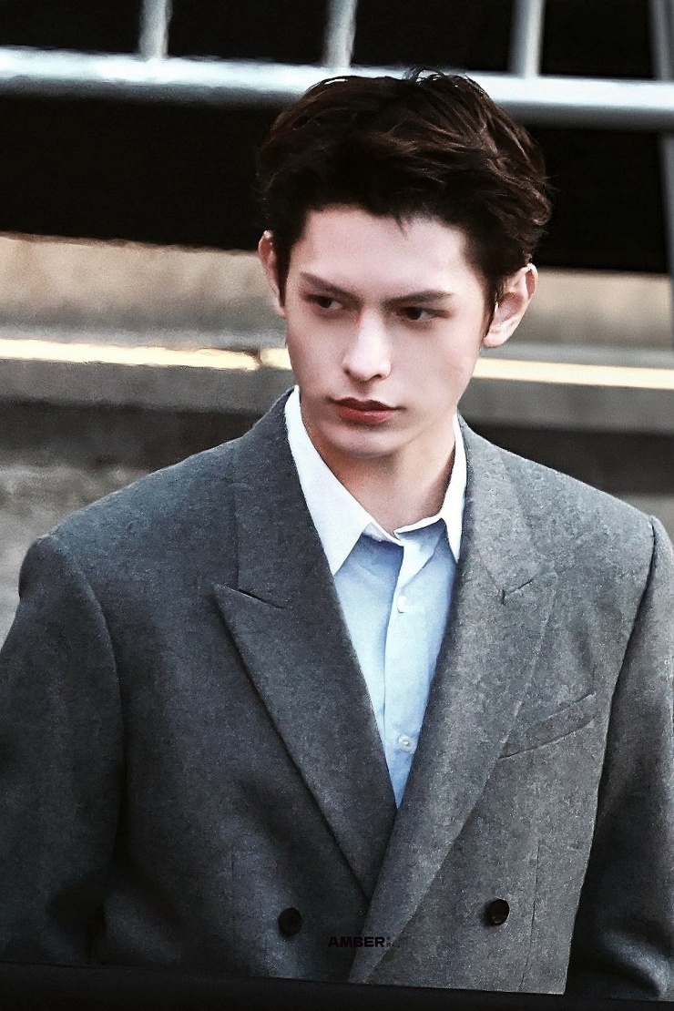 Trên X, các fansite (trang của người hâm mộ chuyên chụp ảnh thần tượng) thu hút hàng chục nghìn lượt xem cho mỗi bài đăng hình James. About Music - nơi chuyên đăng tin Kpop - có hơn một triệu lượt view khi chia sẻ lại hình của ca sĩ. Nhiều fan quốc tế nhận xét anh giống ma cà rồng Edward Cullen - nam chính trong loạt phim The Twilight Saga do Robert Pattison thủ vai. Ảnh: X/Amber