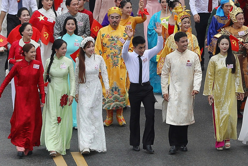 Lăng kính bạn đọc: Đừng quên bộ quy tắc ứng xử của nghệ sĩ - Ảnh 1.