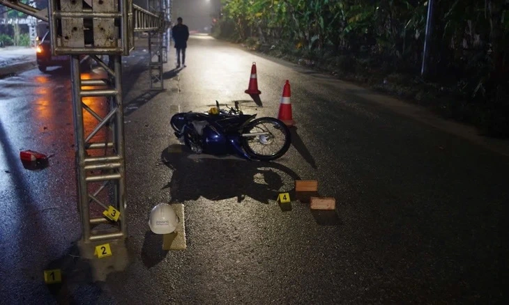 Dựng rạp đám tiệc chiếm hết mặt đường, muốn chạy xe vô nhà phải tự dọn bàn ghế, xoong chén - Ảnh 1.