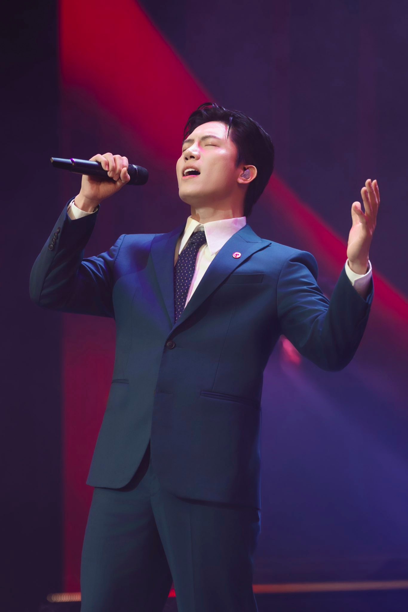 Nam ca sĩ đắt show bậc nhất hiện nay: Đẹp trai hát hay đi diễn khắp nơi, được tin tưởng giao nhiệm vụ sáng tác nhạc về Đảng- Ảnh 1.