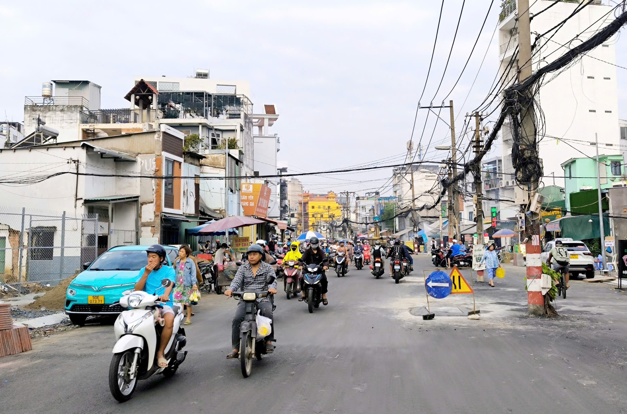 Đường Chu Văn An qua mốc thông xe nhưng chưa dời cột điện, chủ đầu tư tiếp tục chờ hướng dẫn - Ảnh 1.
