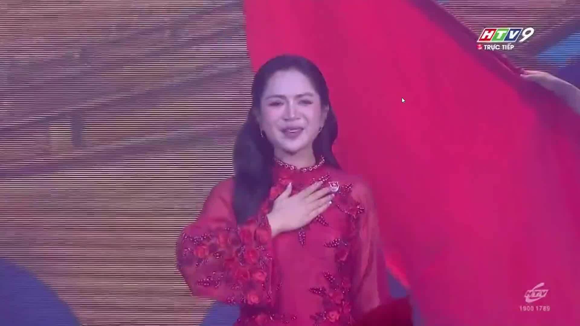 Duyên Quỳnh hát "Viết tiếp câu chuyện hòa bình"