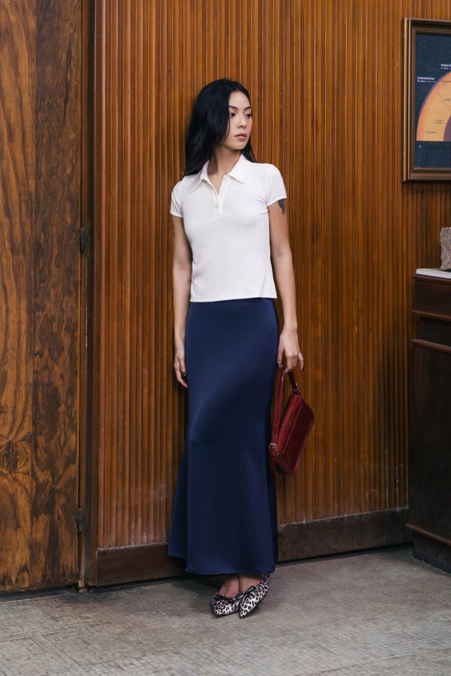 Duyên dáng nổi bật khi kết hợp áo thun và túi xách thời trang - Ảnh 1.