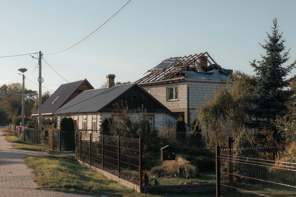 Một ngôi nhà hư hại sau khi UAV xâm phạm không phận Ba Lan ngày 9-9. Ảnh: WALL STREET JOURNAL 1.jpg