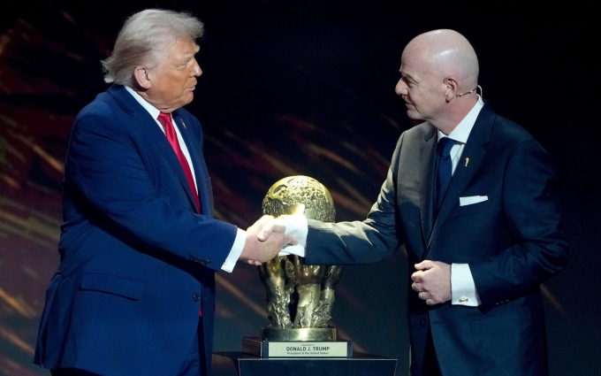 Tổng thống Mỹ Donald Trump (trái) bắt tay Chủ tịch FIFA Gianni Infantino trong lễ bốc thăm vòng bảng World Cup 2026 tại Trung tâm Kenedy, Washington D.C., Mỹ ngày 5/12/2025. Ảnh: AP