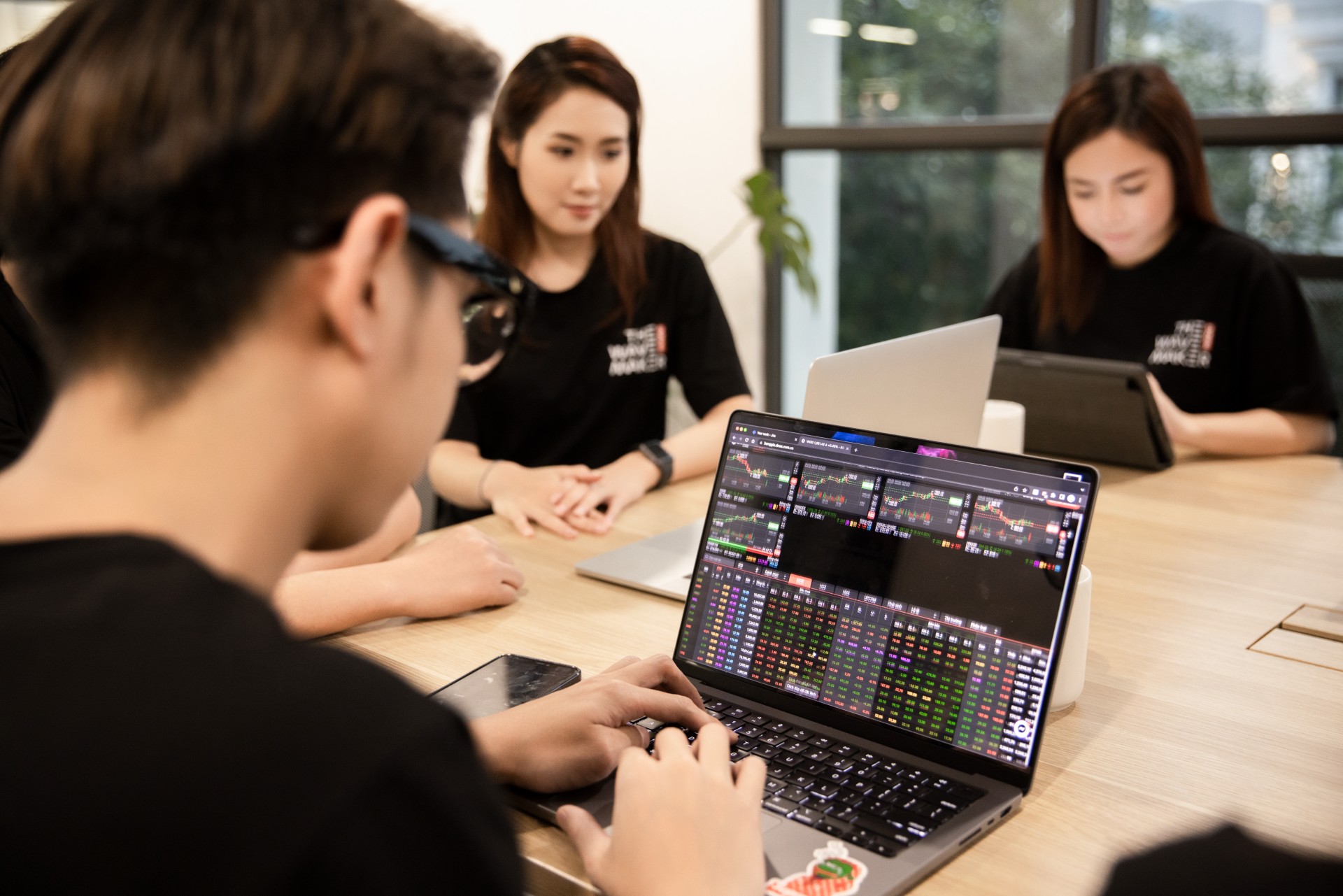 FOMO và những tiếc nuối đầu năm 2026, nhà đầu tư cần lưu ý gì để tránh 'say sóng'? - Ảnh 1.