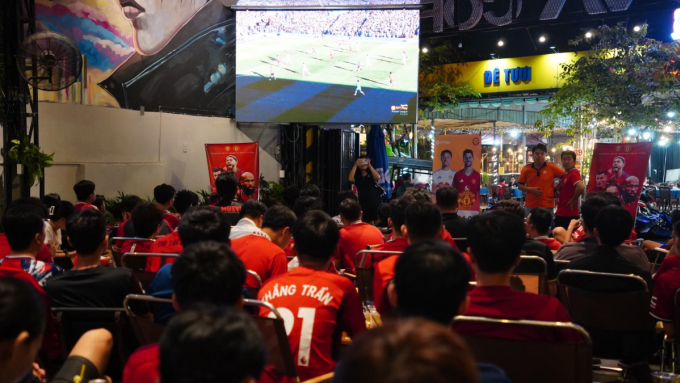 Không gian xem chung tạo nên bầu không khí bóng đá sôi nổi và gắn kết người hâm mộ. Ảnh: FPT