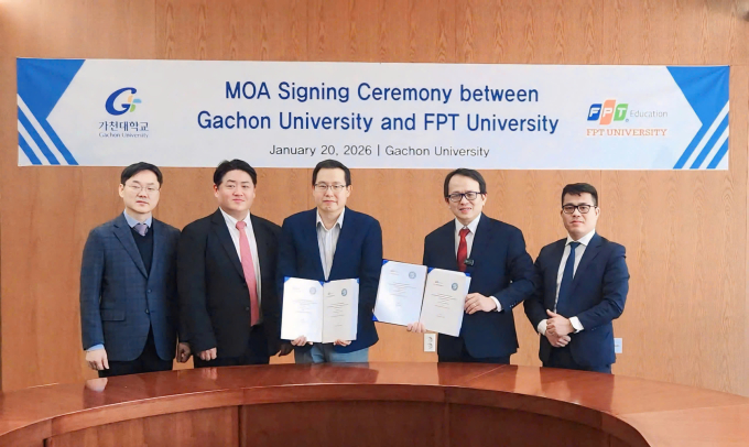 TS. Hoàng Việt Hà (thứ hai từ phải sang), Giám đốc Viện Đại học Quốc tế, trường Đại học FPT, Tập đoàn FPT, và TS. Won Jung Yoon (thứ ba từ trái sang), Phó chủ tịch Đại học Gachon (Hàn Quốc), cùng các lãnh đạo hai bên tại buổi lễ ký kết ngày 20/1. Ảnh: FPTU