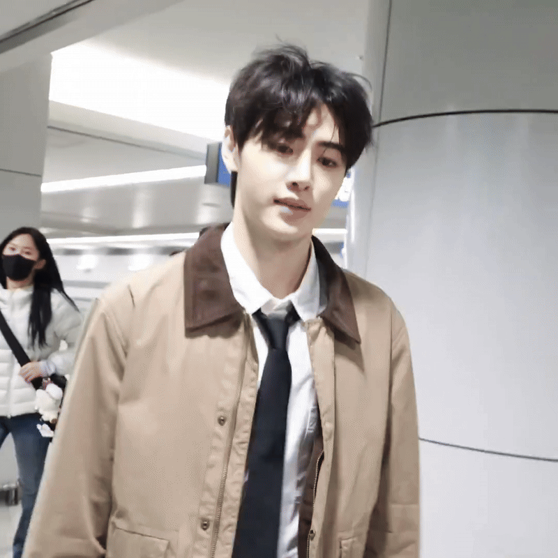 Fan cuồng rượt đuổi nam ca sĩ sợ đến xanh mặt mũi, tác động vật lý luôn nhân viên nữ- Ảnh 1.