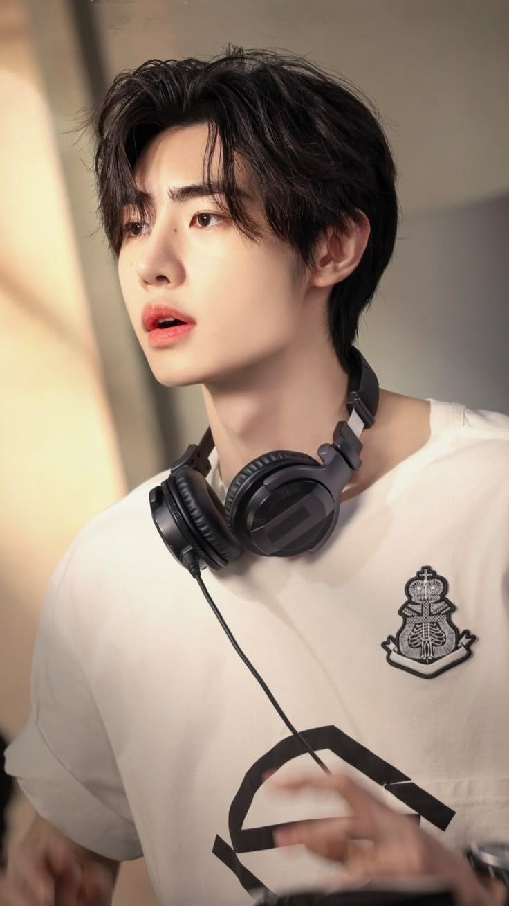 Fan cuồng rượt đuổi nam ca sĩ sợ đến xanh mặt mũi, tác động vật lý luôn nhân viên nữ- Ảnh 3.