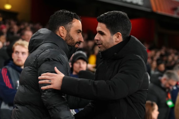 HLV Ruben Amorim (trái) trò chuyện với Mikel Arteta trước trận Man Utd thua Arsenal 0-2 ở vòng 14 Ngoại hạng Anh ngày 7/3/2025. Ảnh: AP