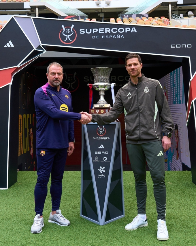HLV Hansi Flick bắt tay Xabi Alonso một ngày trước chung kết Siêu Cup Tây Ban Nha. Ảnh: FC Barcelona