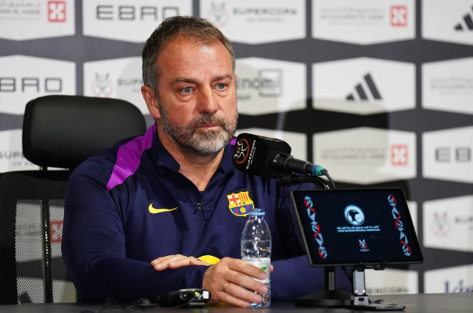 HLV Hansi Flick trong buổi họp báo trước chung kết Siêu Cup Tây Ban Nha. Ảnh: Anadolu