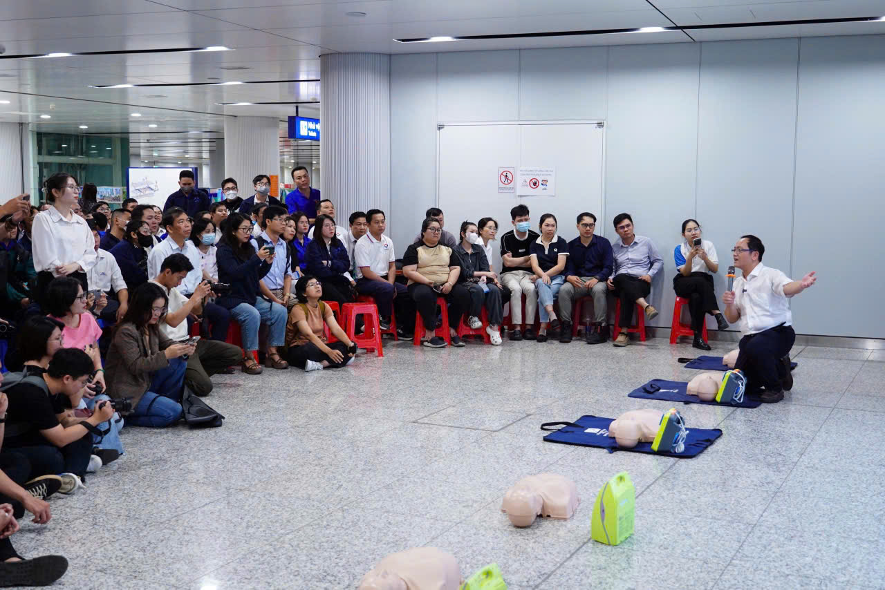 Ga metro có máy khử rung tim cứu người trong 3 - 5 phút vàng 1 Ga metro có máy khử rung tim cứu người trong 3 - 5 phút vàng - Ảnh 1.