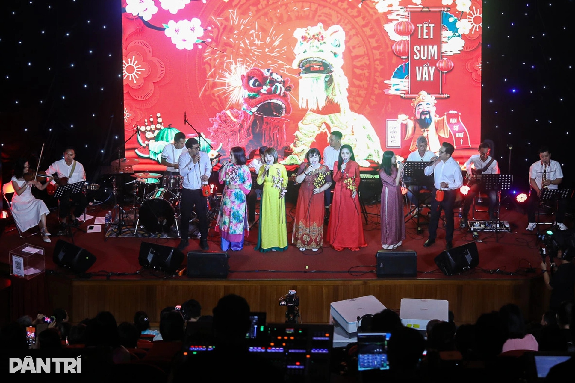 Gác áo blouse, bác sĩ Chợ Rẫy hát gây quỹ giúp bệnh nhân đón Tết - 1