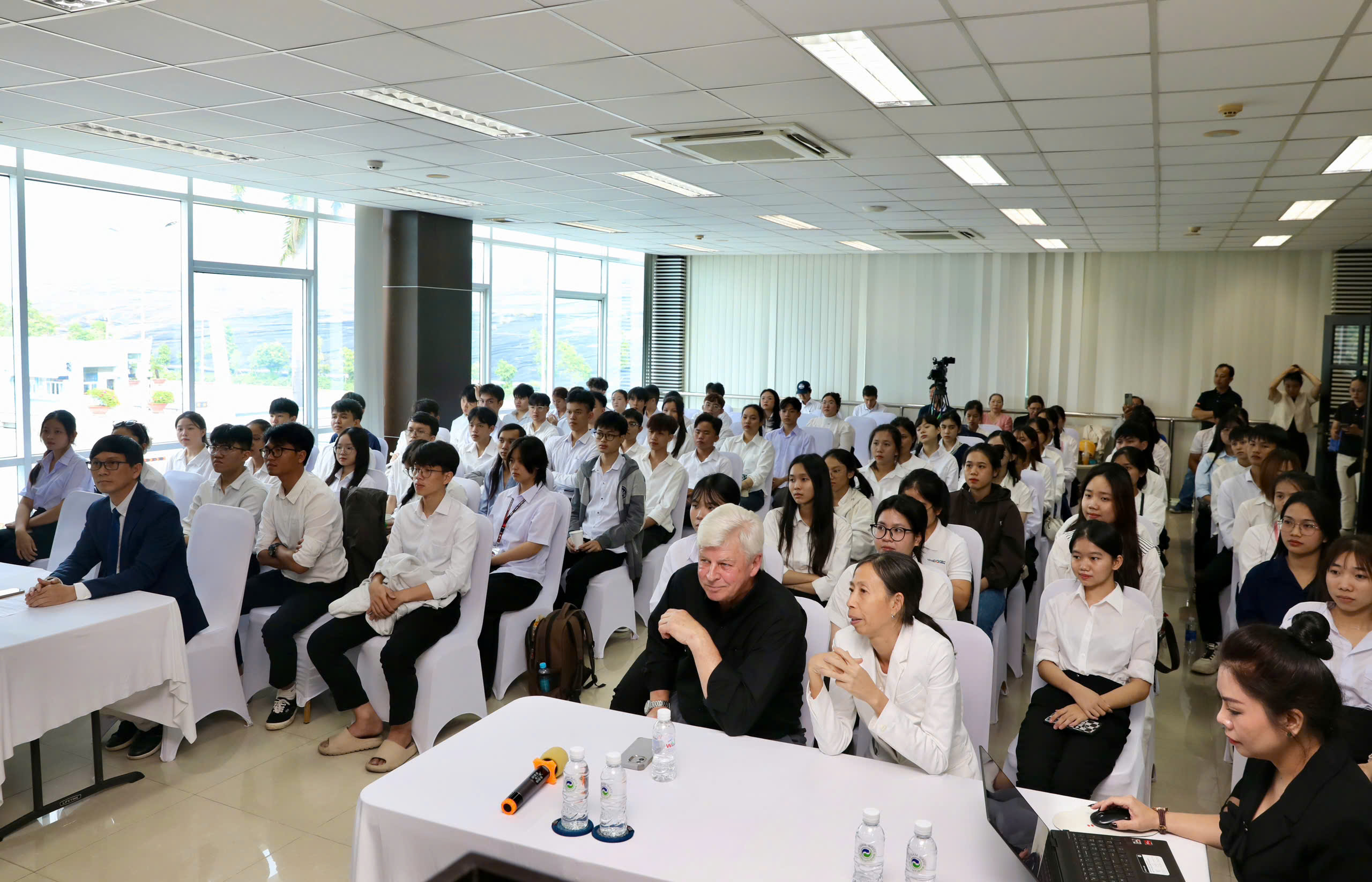 Gần 100 tân thủ khoa tham quan công nghệ xử lý chất thải hiện đại tại VWS - Ảnh 1.