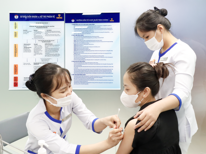Người trẻ tiêm phòng vaccine dại tại VNVC Quận 7, TP HCM sau khi bị mèo cào. Ảnh: Bình An